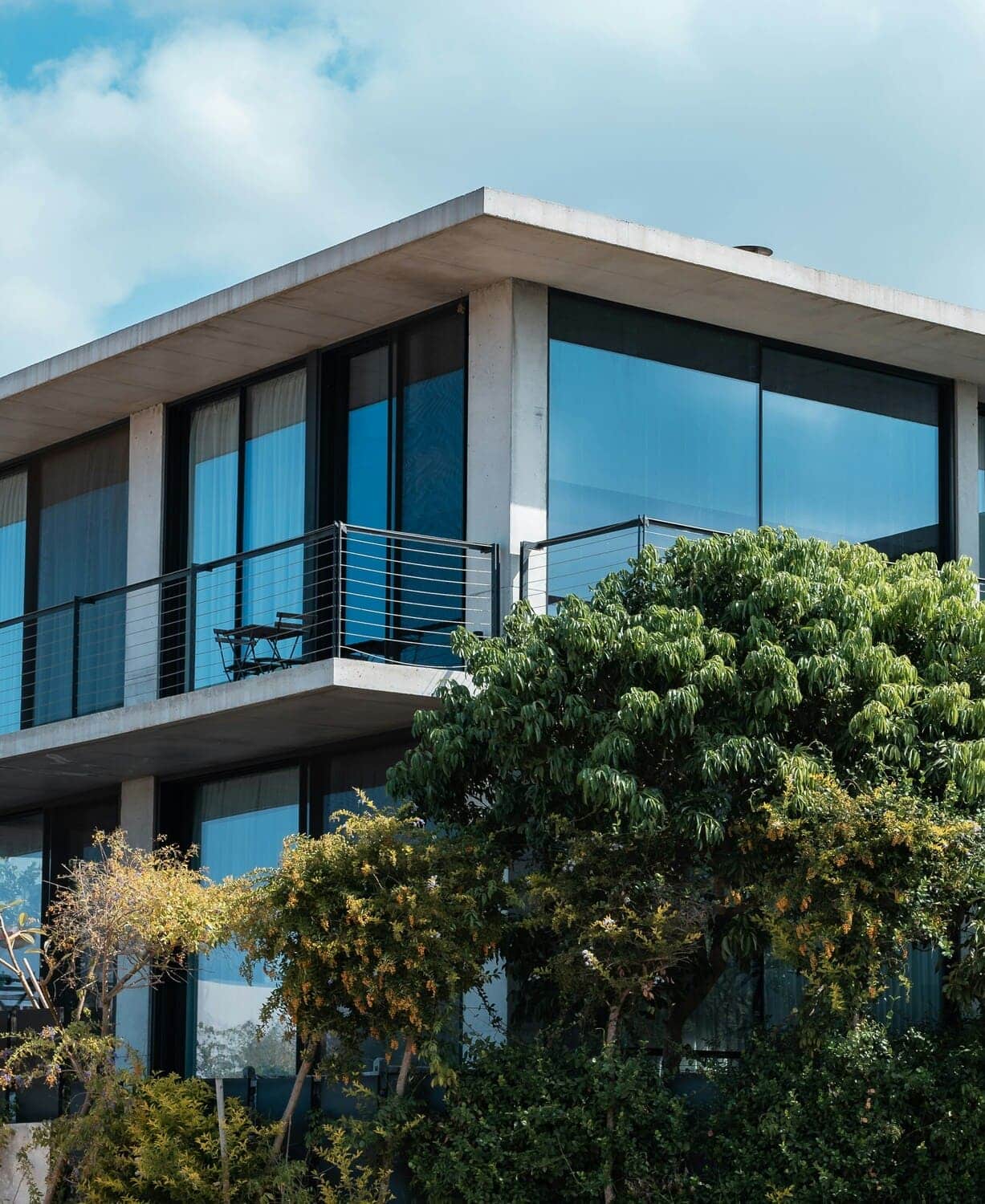 Modernes Haus mit Balkon und Glasfront